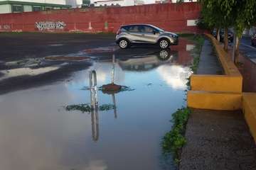 Charco en el parquin de El Calero (Foto TA)