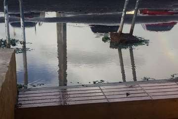 Charco en el parquin de El Calero (Foto TA)