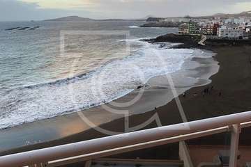 Cachalote muerto varado en la playa de Melenara (Foto TA y Naida Pérez González)