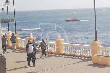 Cachalote muerto varado en la playa de Melenara (Foto TA y Naida Pérez González)
