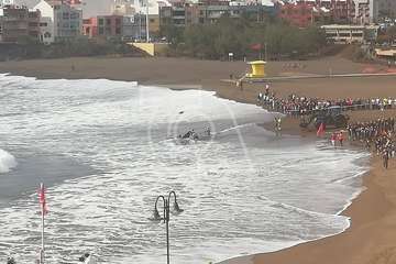Cachalote muerto varado en la playa de Melenara (Foto TA y Naida Pérez González)