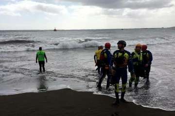 Cachalote muerto varado en la playa de Melenara (Foto TA y Naida Pérez González)