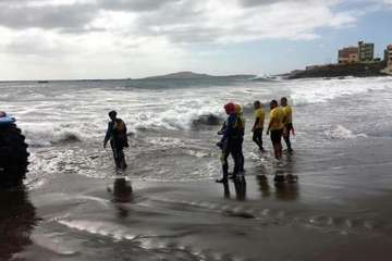 Cachalote muerto varado en la playa de Melenara (Foto TA y Naida Pérez González)