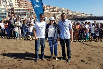 Suelta de una tortuga boba y de un vuelvepiedras en Melenara (Foto TA)