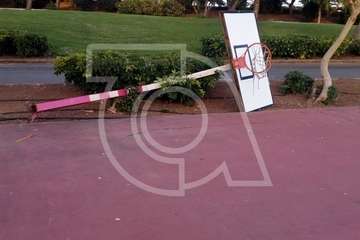 El Ayuntamiento ordena quitar la canasta del parque urbano de San Juan para evitar su caída (Foto TA)