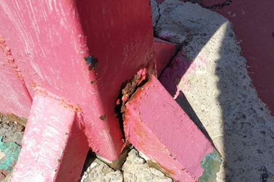 El Ayuntamiento ordena quitar la canasta del parque urbano de San Juan para evitar su caída (Foto TA)