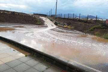 El peligro de ser arrastrados por el barranco se repite en Ojos de Garza (Foto Cristian Sosa)