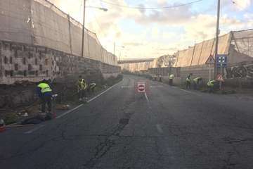 Limpieza de los márgenes de la carretera general (Foto TA)