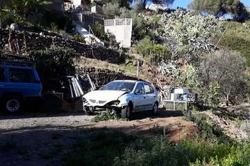 Antes y después del estado del espacio usado como vertedero de vehículos abandonados en Arenales (Foto TA)
