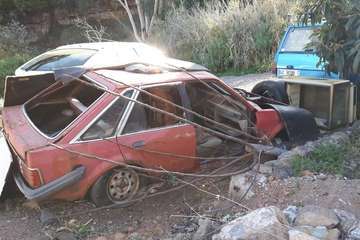 Antes y después del estado del espacio usado como vertedero de vehículos abandonados en Arenales (Foto TA)