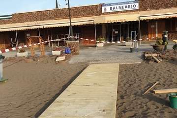 Trabajos de instalación de la nueva pasarela de hormigón con efecto madera y antideslizante en Melenara (Foto TA)