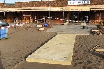 Trabajos de instalación de la nueva pasarela de hormigón con efecto madera y antideslizante en Melenara (Foto TA)