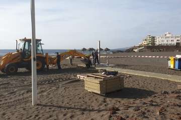 Trabajos de instalación de la nueva pasarela de hormigón con efecto madera y antideslizante en Melenara (Foto TA)