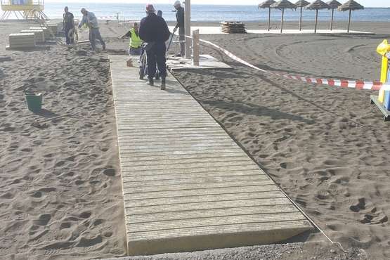 Trabajos de instalación de la nueva pasarela de hormigón con efecto madera y antideslizante en Melenara (Foto TA)