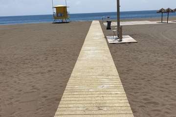 Trabajos de instalación de la nueva pasarela de hormigón con efecto madera y antideslizante en Melenara (Foto TA)