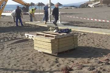 Trabajos de instalación de la nueva pasarela de hormigón con efecto madera y antideslizante en Melenara (Foto TA)