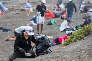 Limpieza de la playa de la Condesa, en la costa de Jinámar (Foto TA)