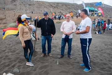 Limpieza de la playa de la Condesa, en la costa de Jinámar (Foto TA)