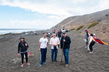 Limpieza de la playa de la Condesa, en la costa de Jinámar (Foto TA)