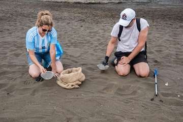 Limpieza de la playa de la Condesa, en la costa de Jinámar (Foto TA)