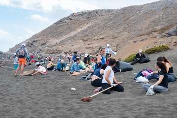 Limpieza de la playa de la Condesa, en la costa de Jinámar (Foto TA)