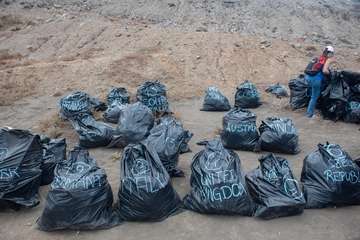 Limpieza de la playa de la Condesa, en la costa de Jinámar (Foto TA)