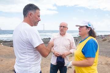 Limpieza de la playa de la Condesa, en la costa de Jinámar (Foto TA)