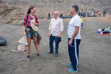Limpieza de la playa de la Condesa, en la costa de Jinámar (Foto TA)