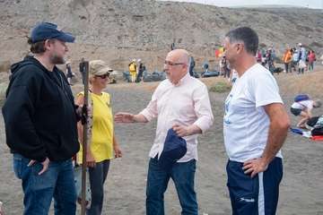 Limpieza de la playa de la Condesa, en la costa de Jinámar (Foto TA)