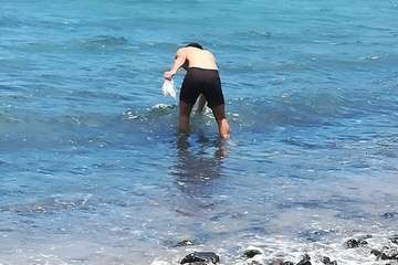 Limpieza llevada a cabo por voluntarios en la playa de Aguadulce (Foto TA)