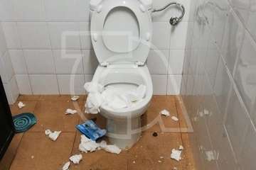 El vandalismo causa destrozos a los baños del parque de San Juan (Foto TA)