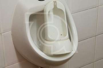 El vandalismo causa destrozos a los baños del parque de San Juan (Foto TA)