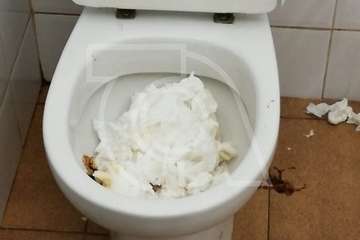 El vandalismo causa destrozos a los baños del parque de San Juan (Foto TA)