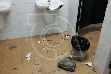 El vandalismo causa destrozos a los baños del parque de San Juan (Foto TA)