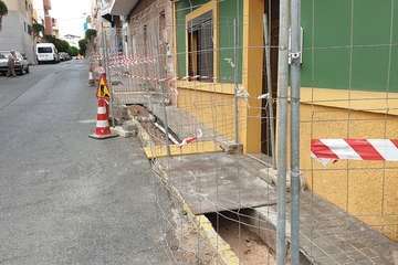 Obras de apertura de una zanja en la acera de la calle de Tenesoya de El Calero Bajo (Foto TA)