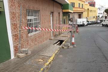 Obras de apertura de una zanja en la acera de la calle de Tenesoya de El Calero Bajo (Foto TA)