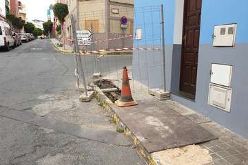 Obras de apertura de una zanja en la acera de la calle de Tenesoya de El Calero Bajo (Foto TA)