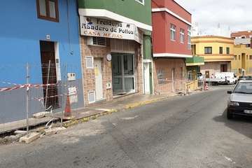 Obras de apertura de una zanja en la acera de la calle de Tenesoya de El Calero Bajo (Foto TA)
