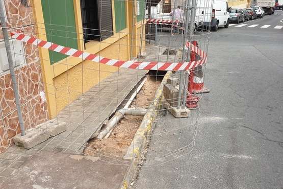 Obras de apertura de una zanja en la acera de la calle de Tenesoya de El Calero Bajo (Foto TA)