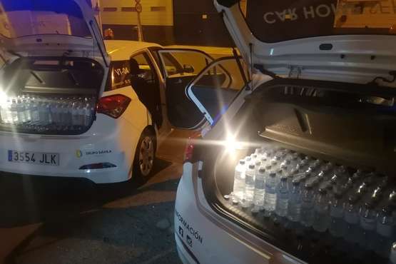 Dos empresas de Telde donan más de 750 botellas de agua para los equipos del incendio (Foto TA)