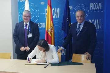 Reyes Maroto valora el potencial en economía azul de Plocan (Foto Acfi Press y TA)