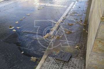 Derrame de aguas negras en la carretera de San Antonio, tercer problema del sábado (Foto TA)