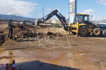 Derrame de aguas negras en la carretera de San Antonio, tercer problema del sábado (Foto TA)