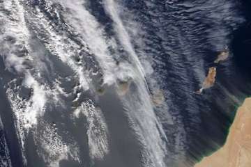 La calima asfixia a Canarias (Foto aérea captada por la NASA)