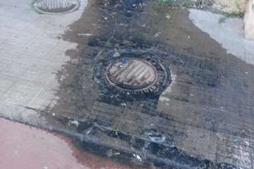 Vertido de aguas fecales en una calle del Valle de Jinámar (Foto TA)