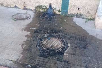 Vertido de aguas fecales en una calle del Valle de Jinámar (Foto TA)