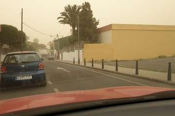 Una densa calima cubre el cielo de Telde (Foto Jesús Ruiz, TA y Antonio Rico)