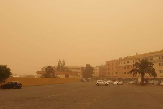 Una densa calima cubre el cielo de Telde (Foto Jesús Ruiz, TA y Antonio Rico)