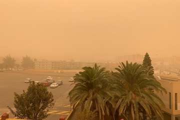 Una densa calima cubre el cielo de Telde (Foto Jesús Ruiz, TA y Antonio Rico)