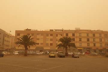 Una densa calima cubre el cielo de Telde (Foto Jesús Ruiz, TA y Antonio Rico)